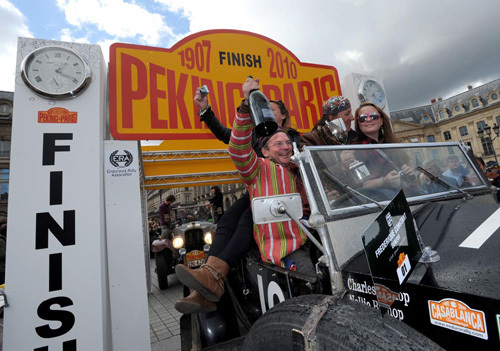 Frédérique Constant accueille les participants du rallye « Peking to Paris 2010 » sur la place Vendôme