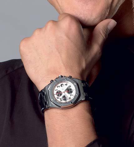 Gros plan sur la Royal Oak Offshore portée par Michael Schumacher pendant la conférence de presse Gros plan sur la Royal Oak Offshore portée par Michael Schumacher pendant la conférence de presse