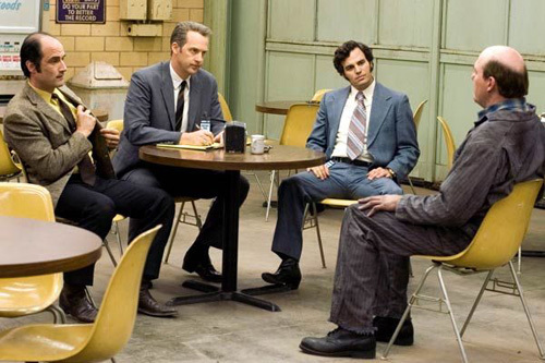 Zodiac, scène où l'inspecteur étudie la montre du tueur présumé (à droite), copyright Warner Bros Zodiac, scène où l'inspecteur étudie la montre du tueur présumé (à droite), copyright Warner Bros