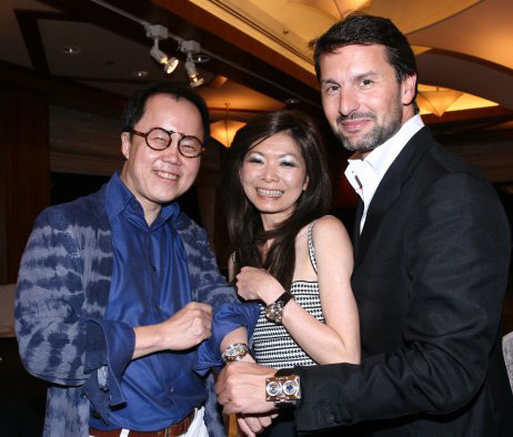 Bernard Cheong et sa femme Dolly en compagnie de Maximilian Busser Bernard Cheong et sa femme Dolly en compagnie de Maximilian Busser