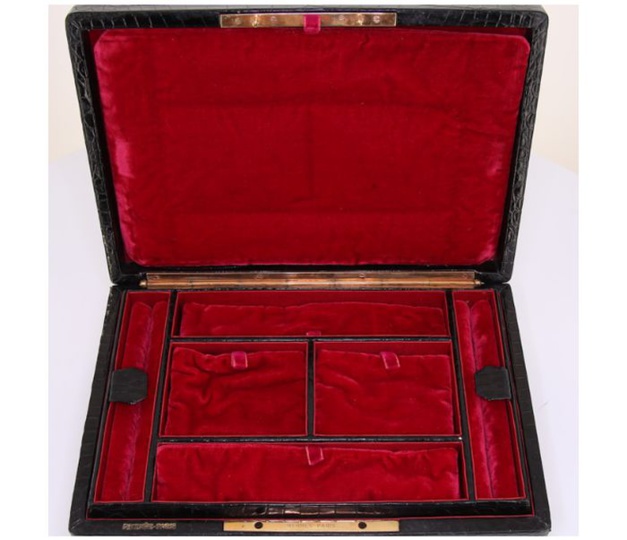 Splendide coffret à bijoux vintage en crocodile Hermès chez Collector Square