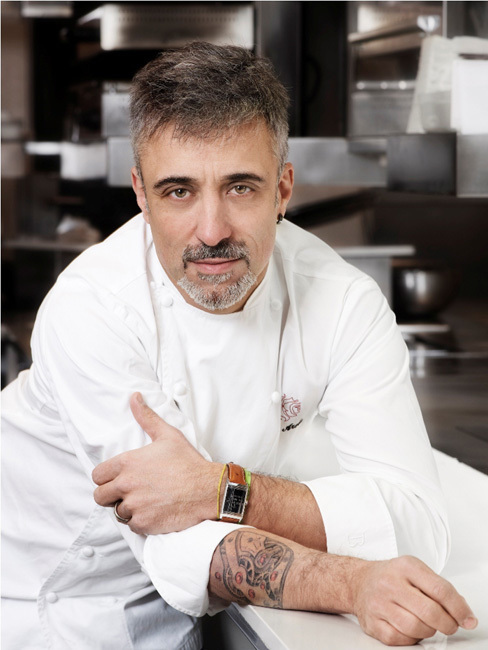 Le chef cuisinier Sergi Arola portant sa Reverso (côté gravé en photo)