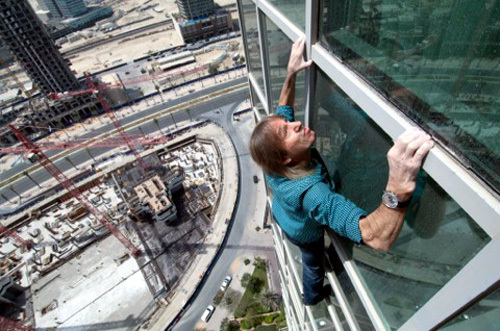 Alain Robert sur la tour Burj Khalifa de Dubai Alain Robert sur la tour Burj Khalifa de Dubai