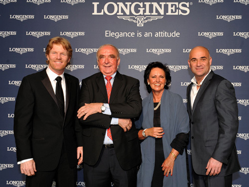 Jim Courier reçoit le Longines Prize for Elegance des mains d’Andre Agassi