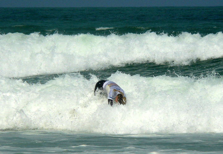 Swatch Girl Pro France : Swatch surfing in Hossegor !