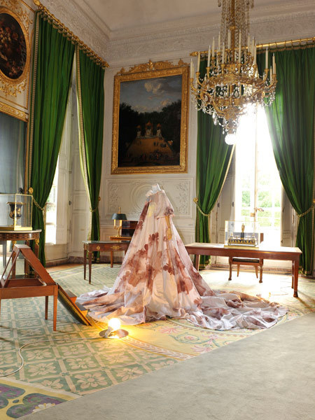 Breguet mécène de l’exposition : le XVIIIe au goût du jour : couturiers et créateurs de mode au Grand Trianon