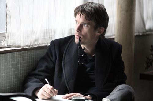 La femme du Vème : Ethan Hawke porte une Hamilton Jazzmaster Viewmatic La femme du Vème : Ethan Hawke porte une Hamilton Jazzmaster Viewmatic