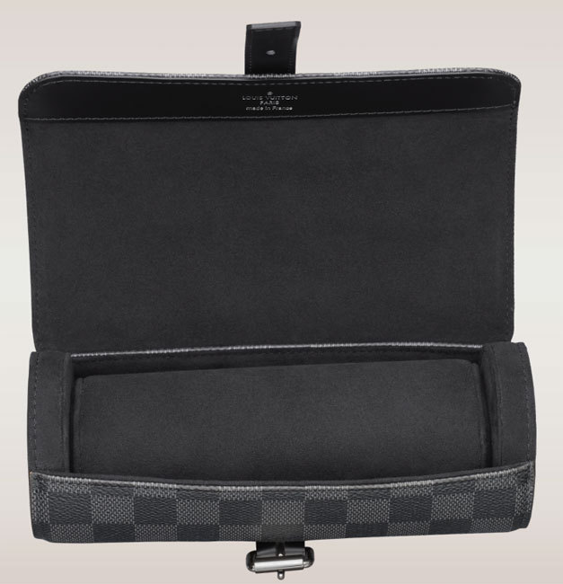Louis Vuitton : un étui à montres en toile Damier graphite Louis Vuitton : un étui à montres en toile Damier graphite