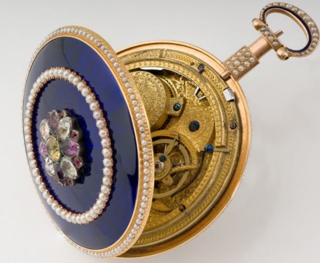 ANTHONY Montre avec stop seconde, Fin XVIIIe siècle Or, Email, Perles, Diamant H: 9,2 cm / D: 6,6 cm Estimation : 12 000 - 18 000 € ANTHONY Montre avec stop seconde, Fin XVIIIe siècle Or, Email, Perles, Diamant H: 9,2 cm / D: 6,6 cm Estimation : 12 000 - 18 000 €