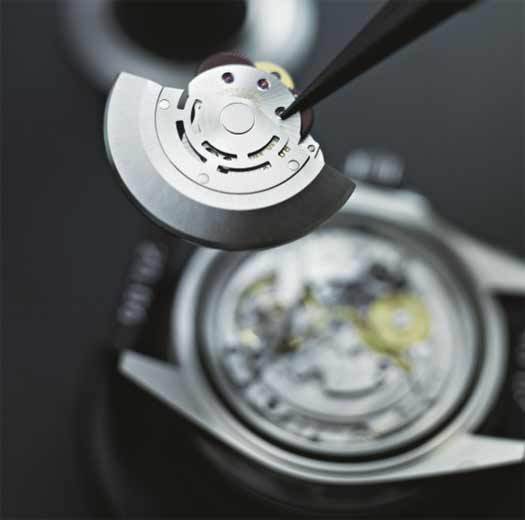 Mise en place du rotor perpétuel crédit photo Rolex/Jean-Daniel Meyer