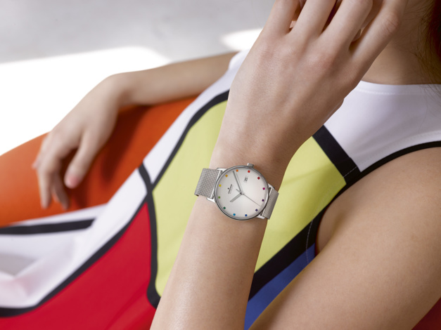 Junghans Form A 100 Jahre Bauhaus : hommage au Cercle chromatique de Johannes Itten Junghans Form A 100 Jahre Bauhaus : hommage au Cercle chromatique de Johannes Itten