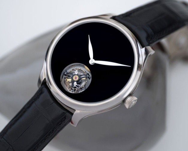 Moser Endeavour Tourbillon Vantablack : un noir absolu sans logo