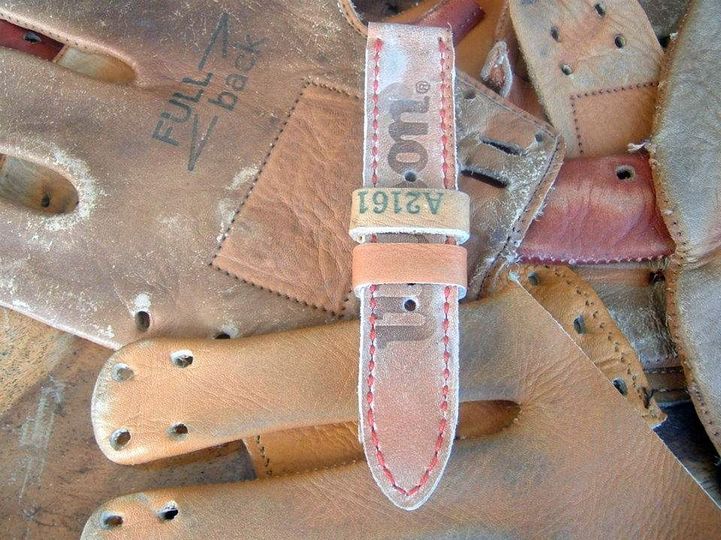 Eunos : des bracelets-montres réalisés dans des gants de baseball Eunos : des bracelets-montres réalisés dans des gants de baseball