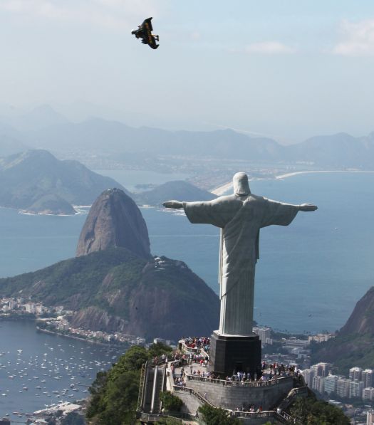 Jetman fend le ciel de Rio de Janeiro avec Breitling