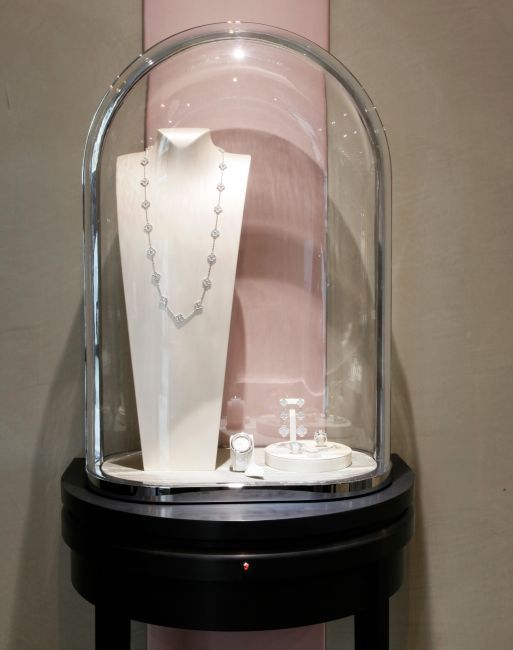 Van Cleef & Arpels : un nouveau décor pour sa boutique de la rue de la Paix à Paris Van Cleef & Arpels : un nouveau décor pour sa boutique de la rue de la Paix à Paris