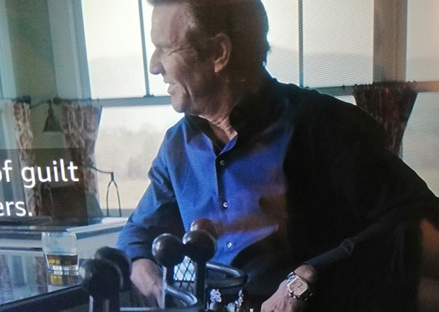 Goliath : Dennis Quaid porte un chrono Roaster de chez Cartier