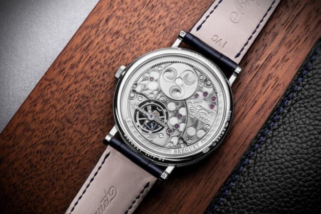 Breguet Classique Tourbillon Extra-Plat : splendide version en platine avec cadran en émail grand feu bleu Breguet Classique Tourbillon Extra-Plat : splendide version en platine avec cadran en émail grand feu bleu
