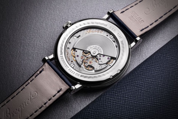 Breguet Classique 7137 : splendide version en or gris cadran bleu Breguet Classique 7137 : splendide version en or gris cadran bleu