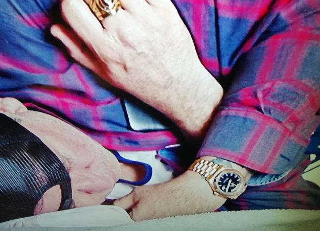 Rake : Anthony LaPaglia porte une Rolex Daydate de 40 mm en or rose Rake : Anthony LaPaglia porte une Rolex Daydate de 40 mm en or rose