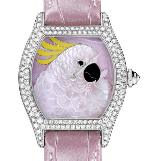 La Tortue de chez Cartier se pare d’un décor cacatoès en nacre gravée et émail champlevé La Tortue de chez Cartier se pare d’un décor cacatoès en nacre gravée et émail champlevé