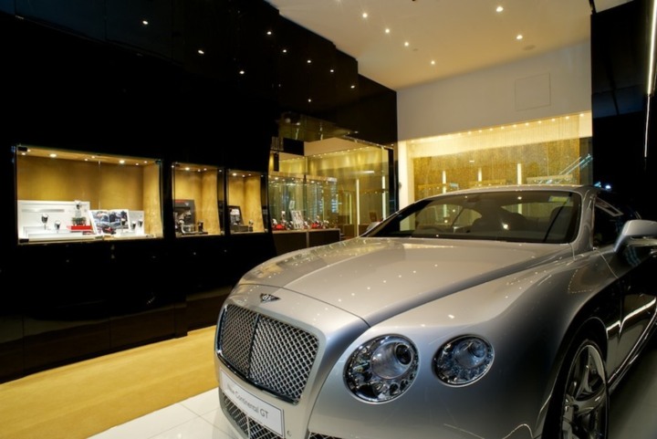 Singapour : montres de luxe et Bentley Continental GT chez Ecollezione