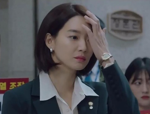 Sin Min‑ah Chief of Staff, Cartier Baignoire en or jaune, copyright Netflix Sin Min‑ah Chief of Staff, Cartier Baignoire en or jaune, copyright Netflix
