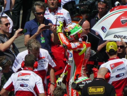 Valentino Rossi salue la foule avant le départ de la course Valentino Rossi salue la foule avant le départ de la course