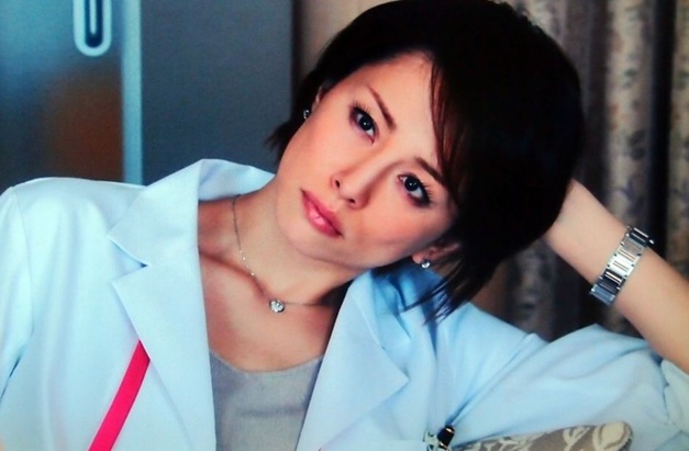 Doctor X : Ryōko Yonekura porte une Ballon Bleu de chez Cartier Doctor X : Ryōko Yonekura porte une Ballon Bleu de chez Cartier