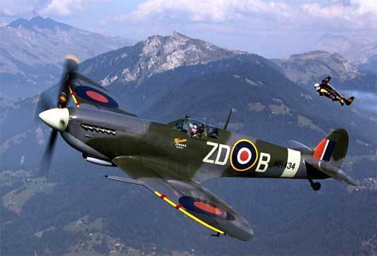 Breitling : Jetman partage un vol avec le mythique Spitfire Breitling : Jetman partage un vol avec le mythique Spitfire