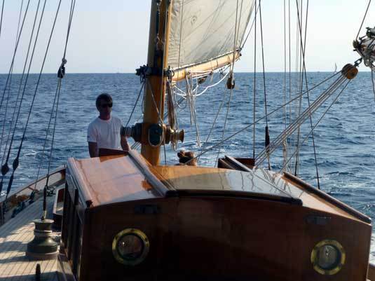 Eilean : visite guidée du splendide ketch bermudien d’Officine Panerai