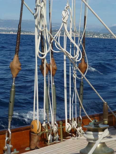 Eilean : visite guidée du splendide ketch bermudien d’Officine Panerai