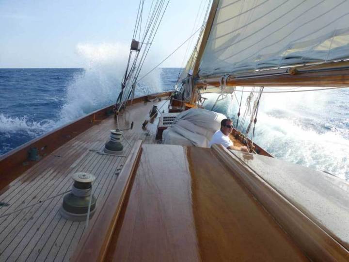 Eilean : visite guidée du splendide ketch bermudien d’Officine Panerai