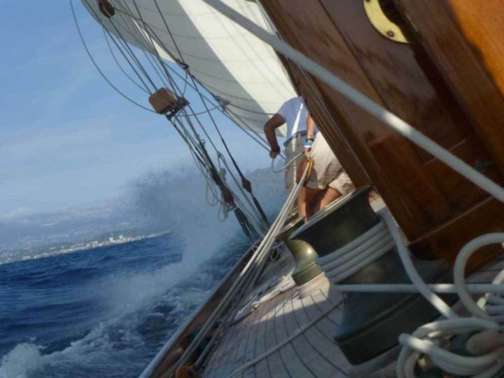 Eilean : visite guidée du splendide ketch bermudien d’Officine Panerai