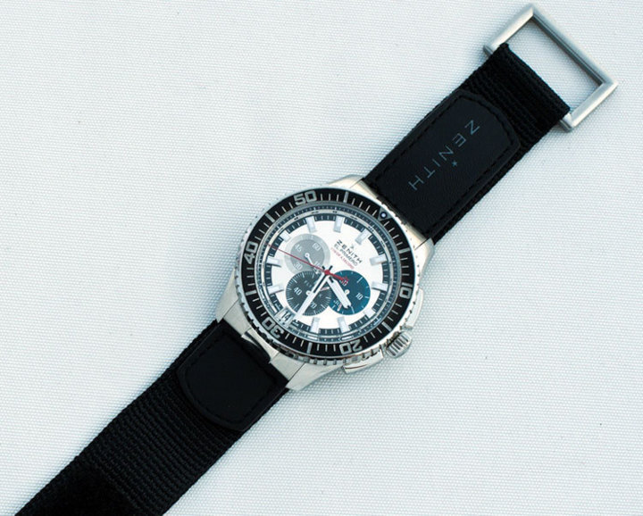 Avec Felix Baumgartner, le chrono Zenith Stratos devient la première montre à franchir le mur du son Avec Felix Baumgartner, le chrono Zenith Stratos devient la première montre à franchir le mur du son