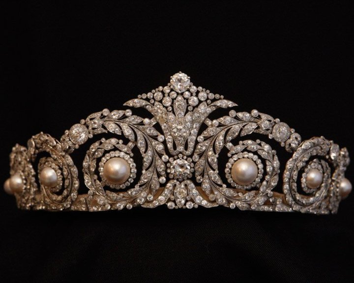 Diadème offert par le roi Alfonso XIII à la reine Victoria Eugenia en cadeau de mariage. Cartier Paris, 1920. (Prêt de la maison royale d’Espagne © Casa Real) Diadème offert par le roi Alfonso XIII à la reine Victoria Eugenia en cadeau de mariage. Cartier Paris, 1920. (Prêt de la maison royale d’Espagne © Casa Real)
