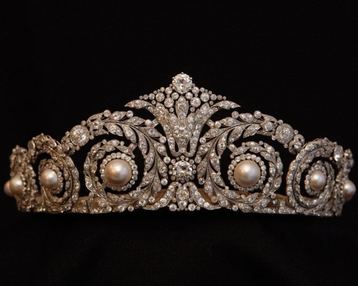 Diadème offert par le roi Alfonso XIII à la reine Victoria Eugenia en cadeau de mariage. Cartier Paris, 1920. (Prêt de la maison royale d’Espagne © Casa Real)