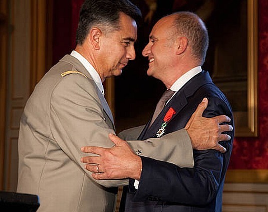 Carlos Rosillo reçoit la légion d'honneur