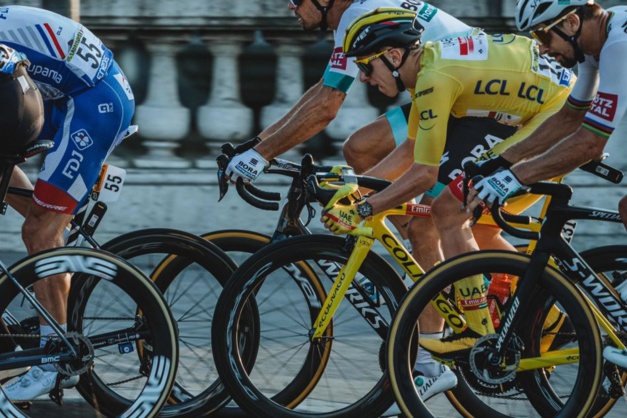 Tadej Pogacar remporte le Tour de France 2020 avec sa Breitling Endurance Pro au poignet
