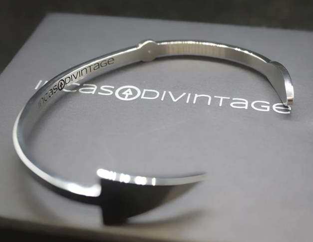 In caso di vintage : un bracelet en acier en forme d'aiguille de montre In caso di vintage : un bracelet en acier en forme d'aiguille de montre