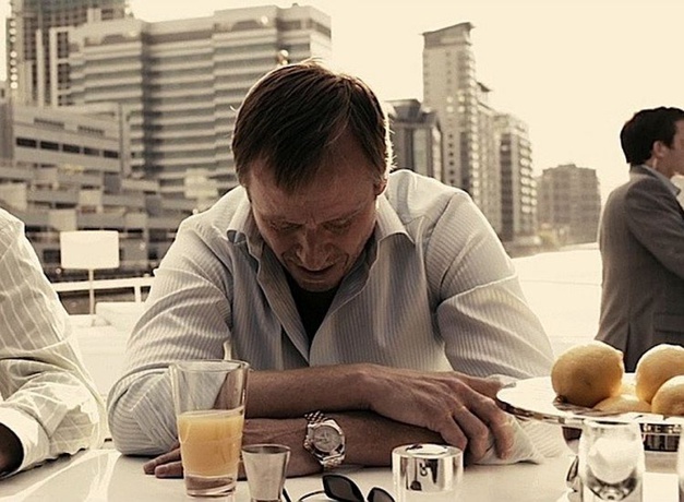 RocknRolla : Karel Roden porte un chrono Breitling
