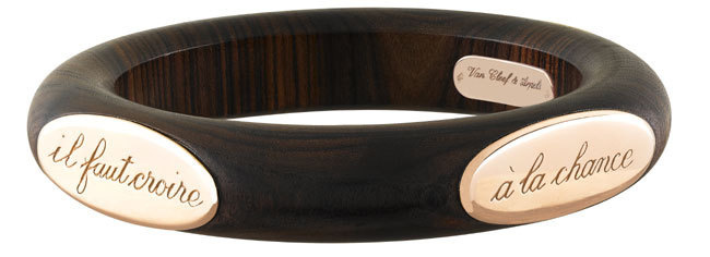 Van Cleef & Arpels : bracelet « Croire à la chance » : or et bois précieux pour un design délicieusement vintage Van Cleef & Arpels : bracelet « Croire à la chance » : or et bois précieux pour un design délicieusement vintage