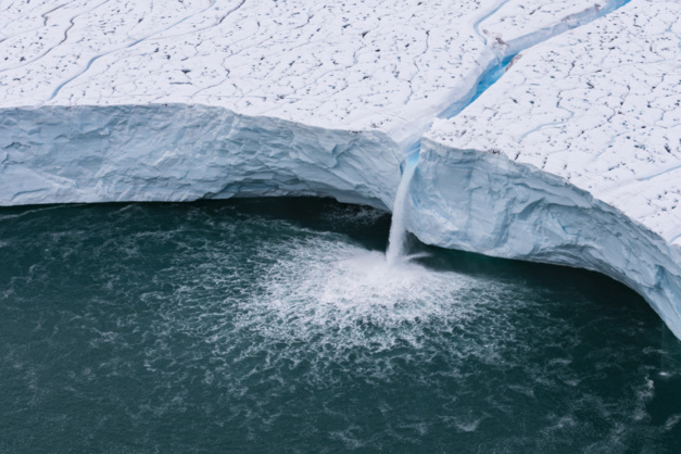 Cascade sur le glacier Brasvellbreen, sud de l'île de Nordaustlandet, archipel du Svalbard, Norvège © Yann Arthus-Bertrand Cascade sur le glacier Brasvellbreen, sud de l'île de Nordaustlandet, archipel du Svalbard, Norvège © Yann Arthus-Bertrand