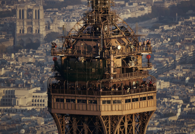 Tour Eiffel (sommet), Cathédrale Notre-Dame en arrière-plan, Paris, France © Yann Arthus-Bertrand