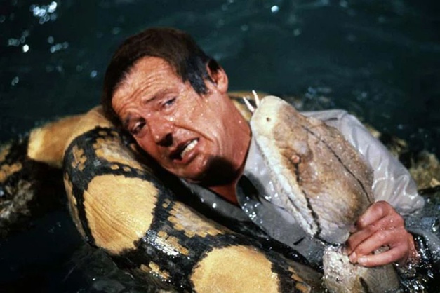 Moonraker : Roger Moore porte une Seiko M359-5019