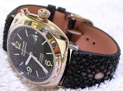 Un bracelet en galuchat avec perle centrale pour une Panerai Un bracelet en galuchat avec perle centrale pour une Panerai