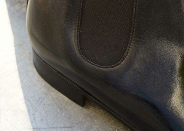 Bottine Aubercy, détail "one cut" sans couture sous l'élastique latéral Bottine Aubercy, détail "one cut" sans couture sous l'élastique latéral