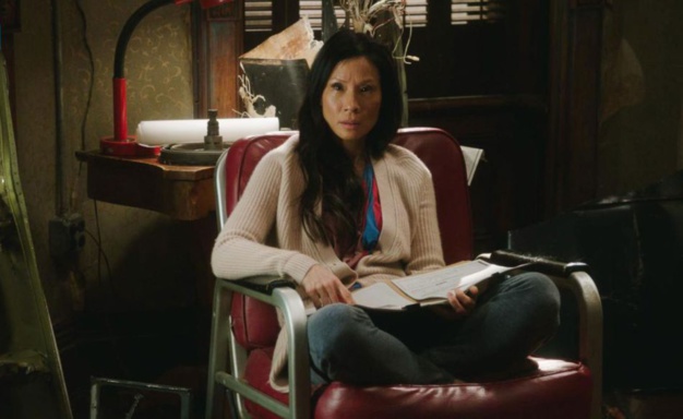 Elementary : Lucy Liu porte une montre JLC Reverso en or jaune sur bracelet cuir Elementary : Lucy Liu porte une montre JLC Reverso en or jaune sur bracelet cuir