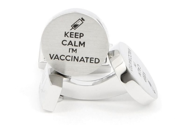 Keep calm, I'm vaccinated : des boutons de manchette dans l'air du temps