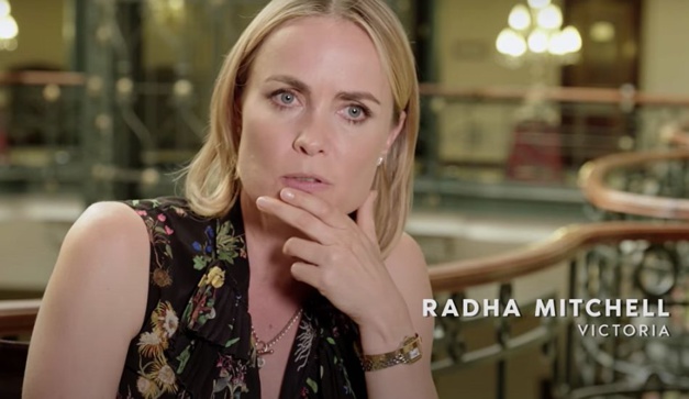 The Romanoffs : Radha Mitchell porte une Panthère de chez Cartier The Romanoffs : Radha Mitchell porte une Panthère de chez Cartier