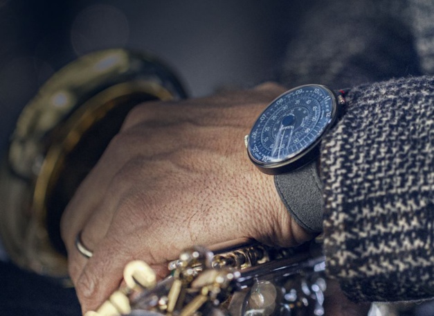 Klok-01 Blue Note : boitier noir pour cadran bleu Klok-01 Blue Note : boitier noir pour cadran bleu